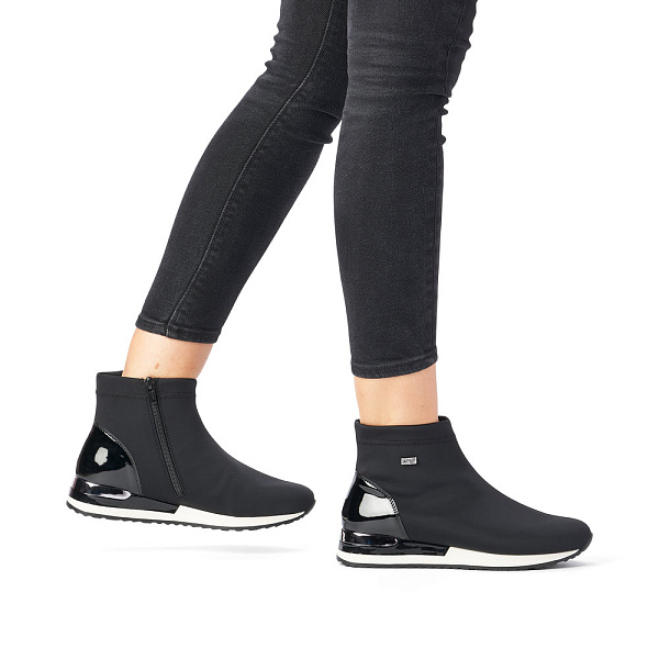 Черные спортивные ботинки из текстиля на подкладке из текстиля
