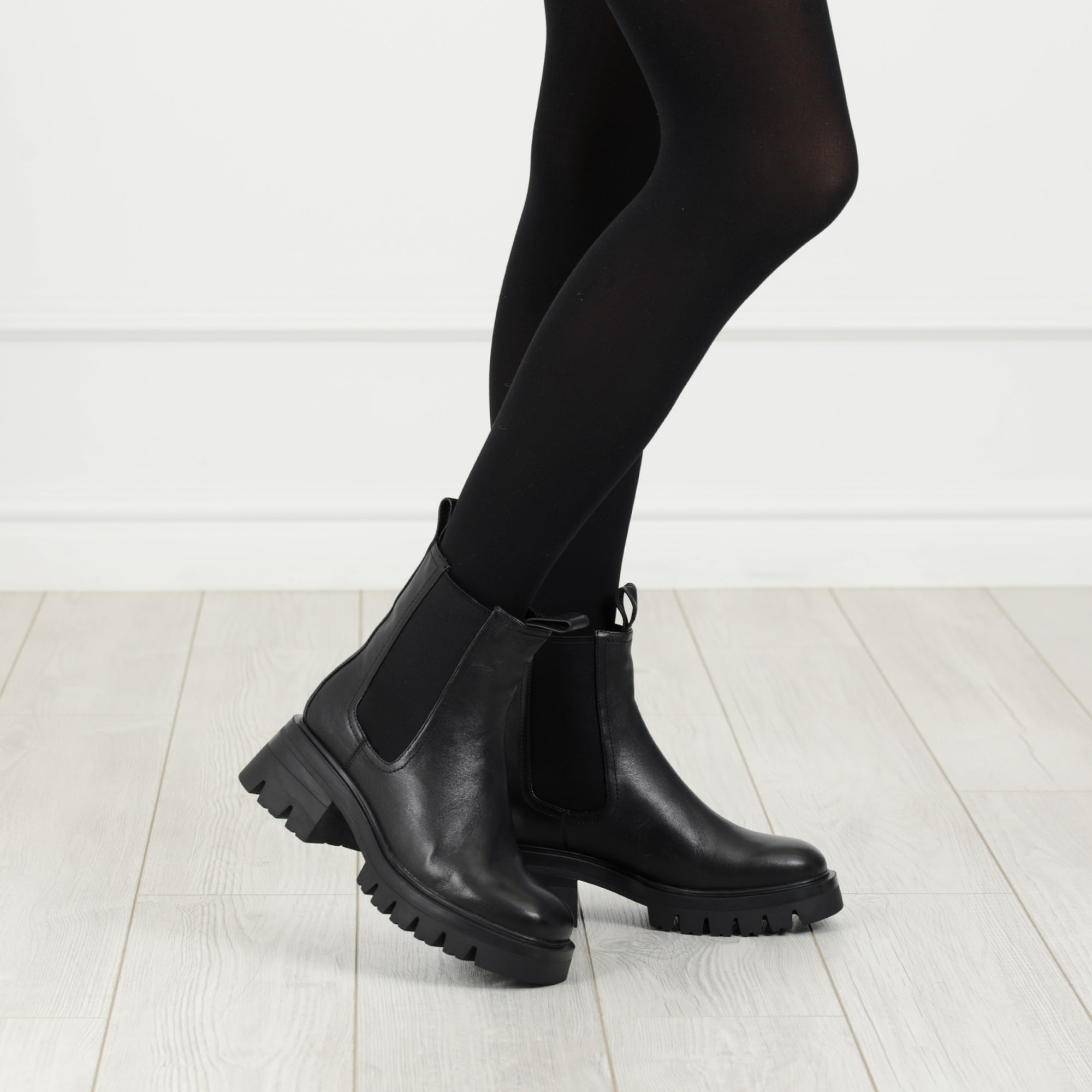 Черные ботинки челси из кожи на подкладке из натуральной шерсти на тракторной подошве с квадратным каблуком CorsoComo, цвет черный - фото 2