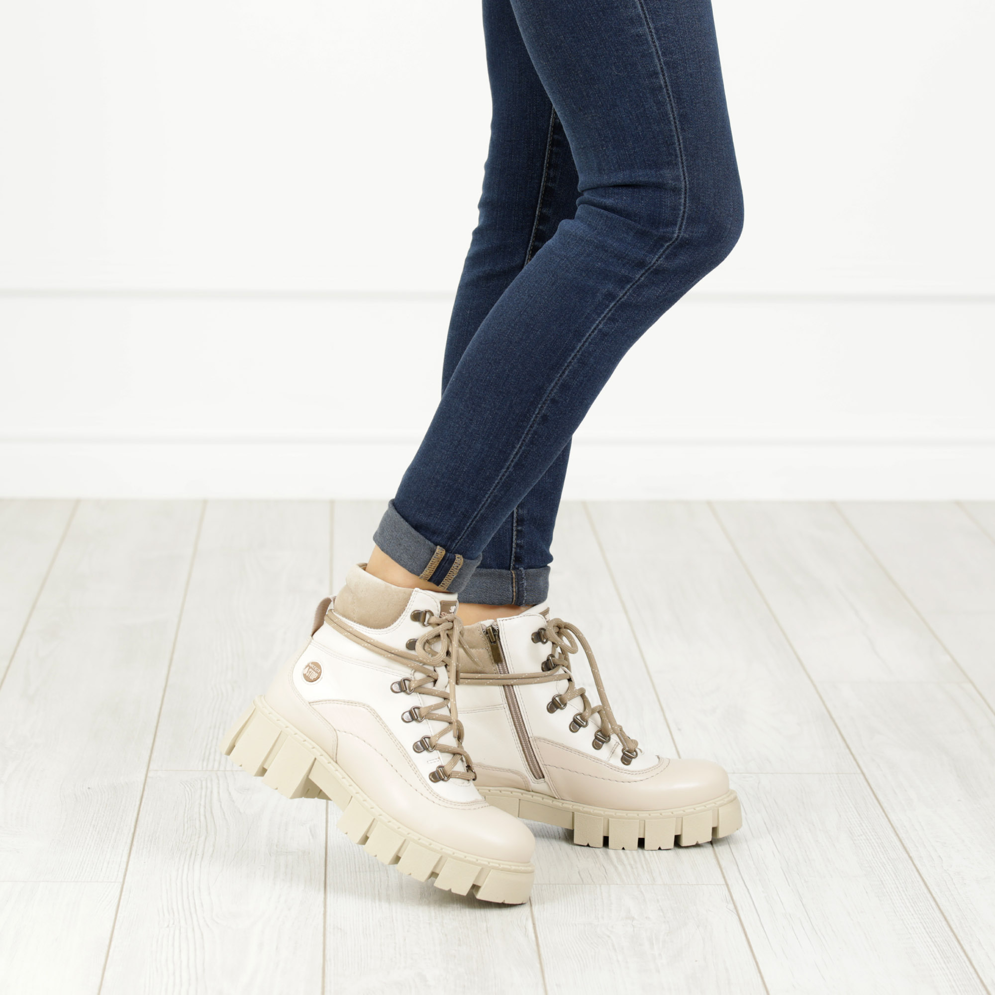 Светло-бежевые ботинки на шнуровке из кожи на подкладке из натуральной шерсти на тракторной подошве, размер 39, цвет бежевый - фото 2