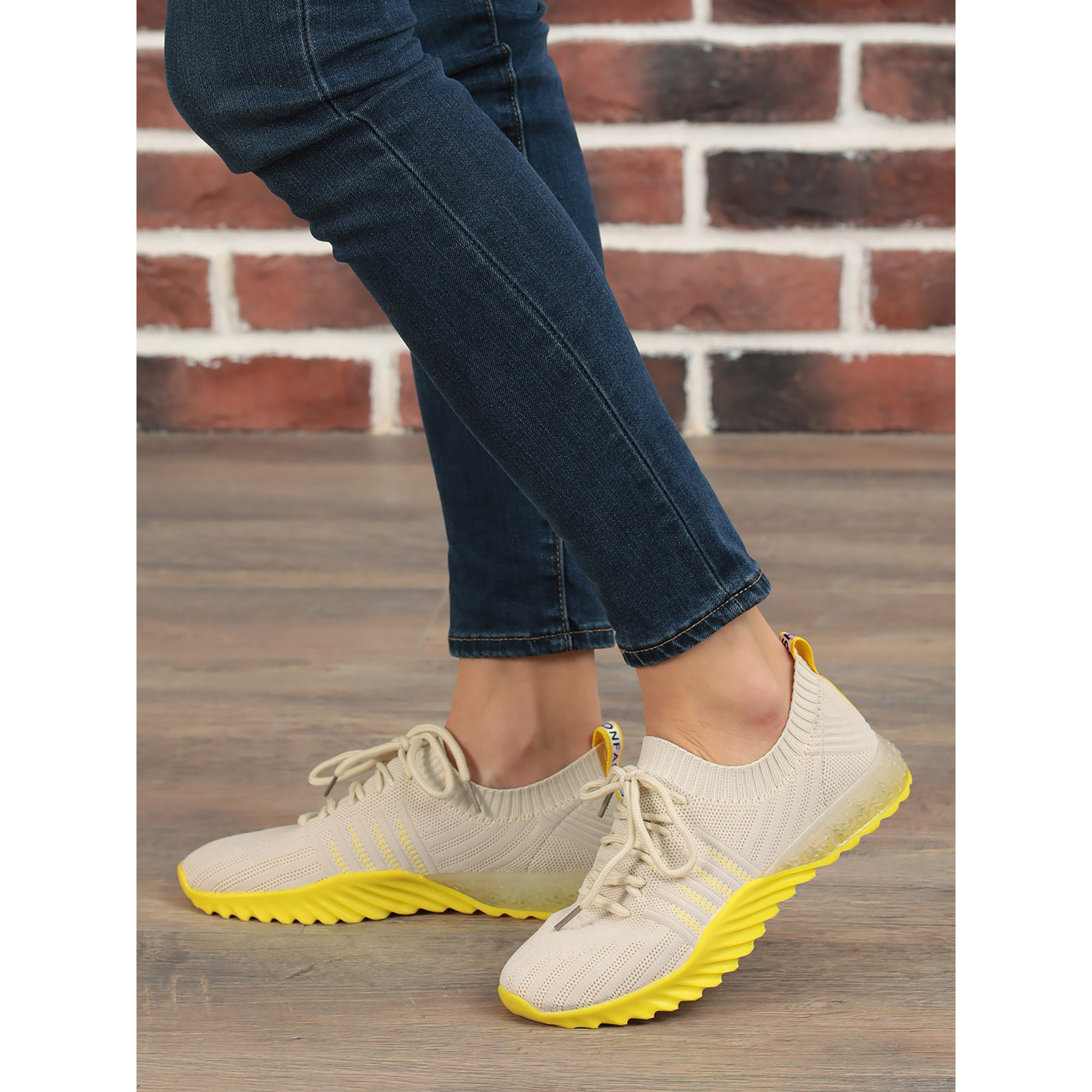 Бежевые кроссовки из текстиля с контрастной подошвой от Respect-shoes