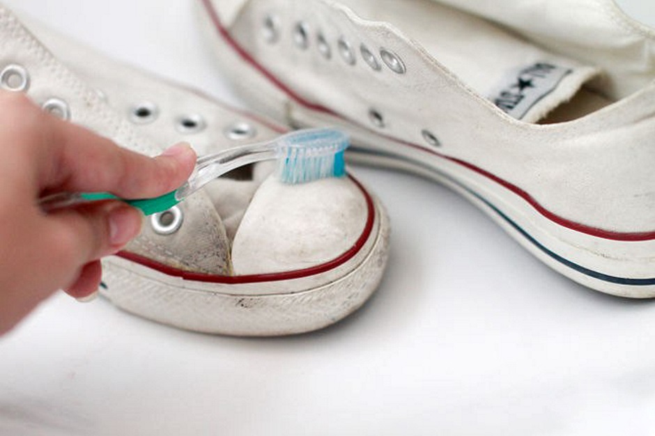 Как очистить белую подошву кроссовок и кед от желтизны и грязи