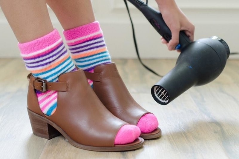 Как растянуть замшевую обувь в домашних условиях и быстро разносить сапоги или туфли?