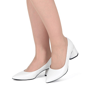Белые туфли из кожи на устойчивом каблуке