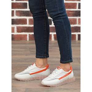 Бело-оранжевые кроссовки из комбинированных материалов
