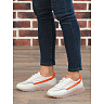Бело-оранжевые кроссовки из комбинированных материалов