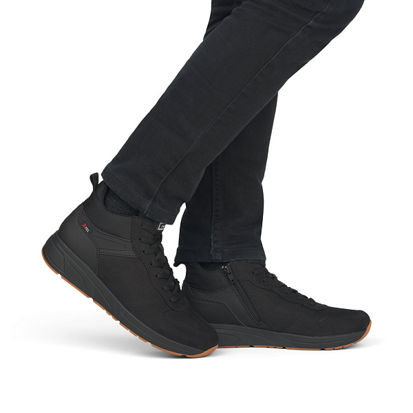 Черные высокие кроссовки из комбинированных материалов