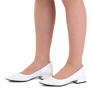 Белые туфли из кожи на небольшом каблуке
