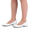 Белые туфли из кожи на небольшом каблуке