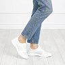 Белые кроссовки из комбинированных материалов с перфорацией на утолщенной подошве