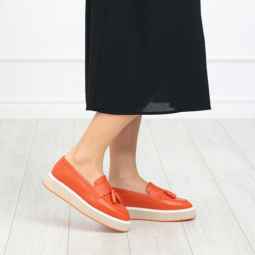 Оранжевые закрытые туфли из кожи CorsoComo