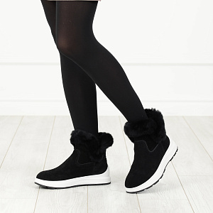 Черные ботинки из спилка с декоративной опушкой на подкладке из натуральной шерсти на спортивной подошве