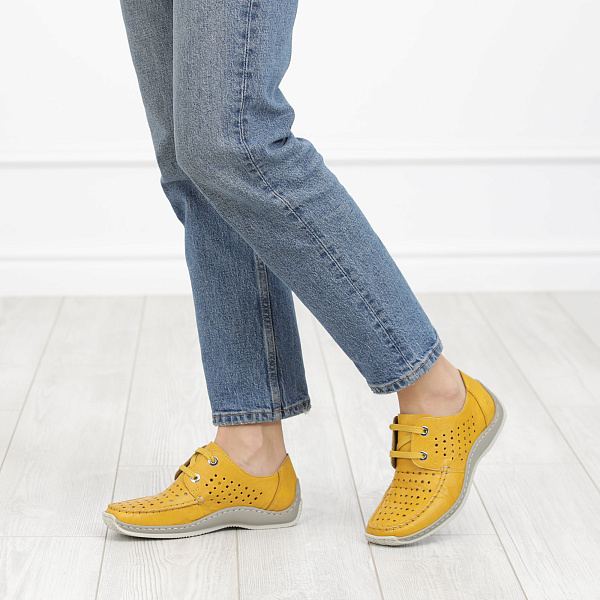 Желтые туфли из кожи и экокожи