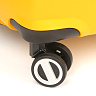 Желтый компактный чемодан из полипропилена