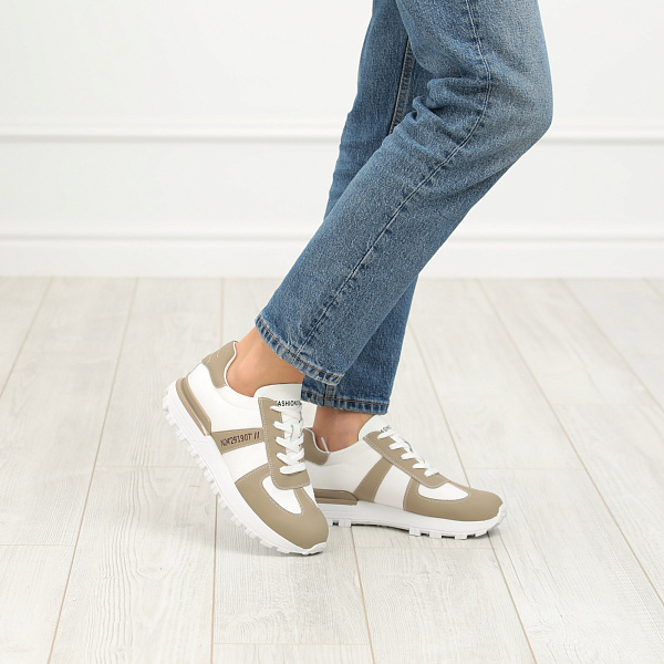 Бежевые кроссовки из комбинированных материалов без подкладки на утолщенной подошве