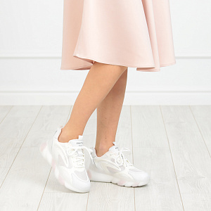 Белые кроссовки из текстиля без подкладки на утолщенной подошве
