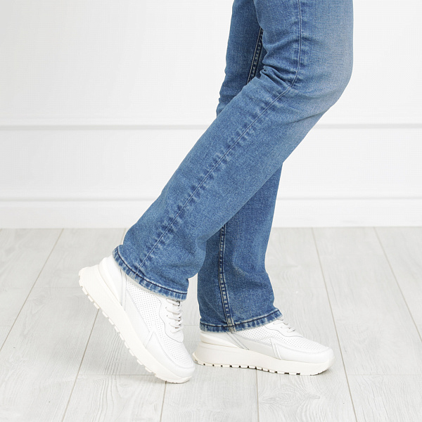 Белые кроссовки из перфорированной кожи без подкладки на утолщенной подошве