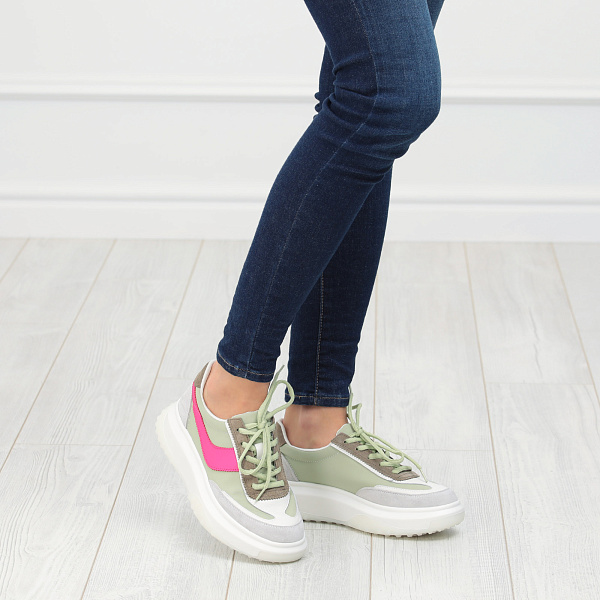 Зеленые кроссовки с контрастными вставками из комбинированных материалов без подкладки на утолщенной подошве