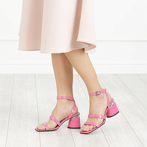 Розовые босоножки с ремешком вокруг щиколотки из лаковой кожи на подкладке из натуральной кожи на цилиндрическом каблуке