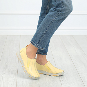 Желтые закрытые туфли из кожи на подкладке из текстиля